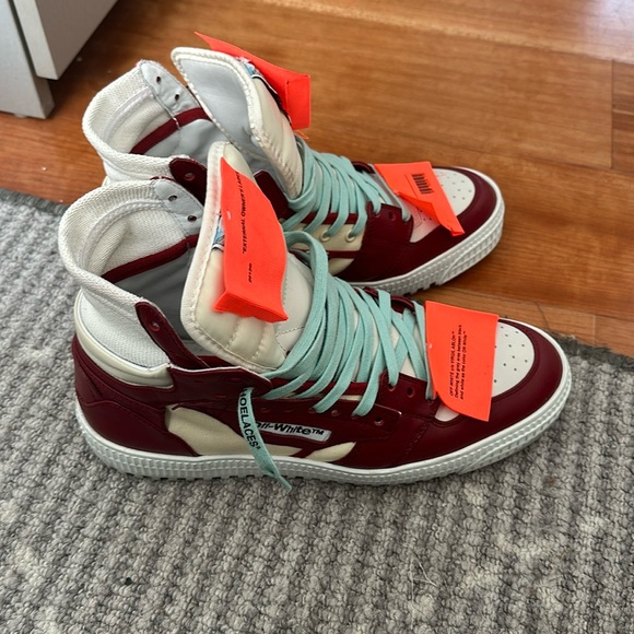 Off White sneakers I just don’t wear it anymore the sneakers are almost new.